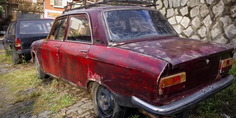 D&eacute;panneuse enlevant une &eacute;pave de voiture &agrave; Gap